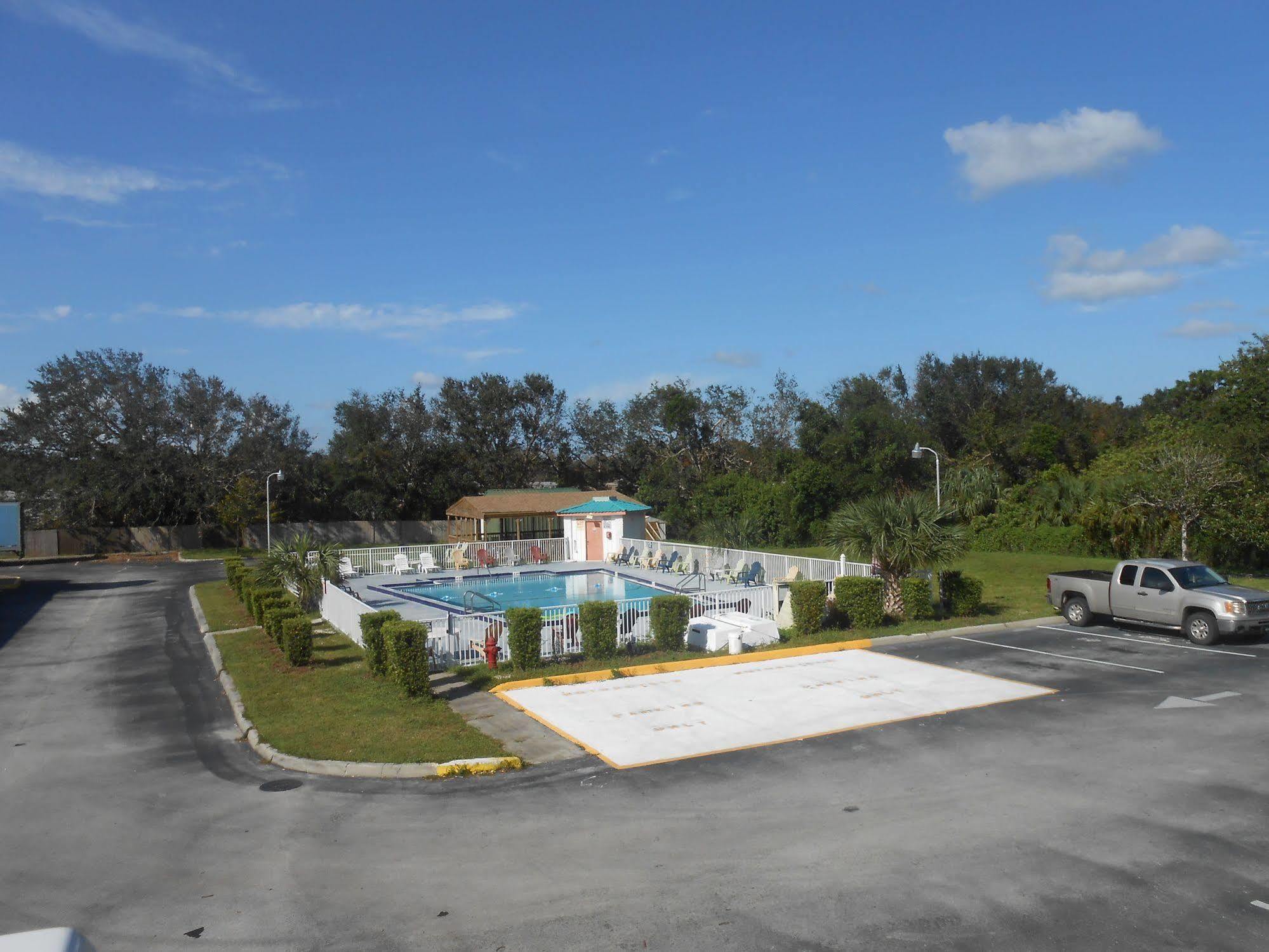 Executive Garden Titusville Hotel Экстерьер фото