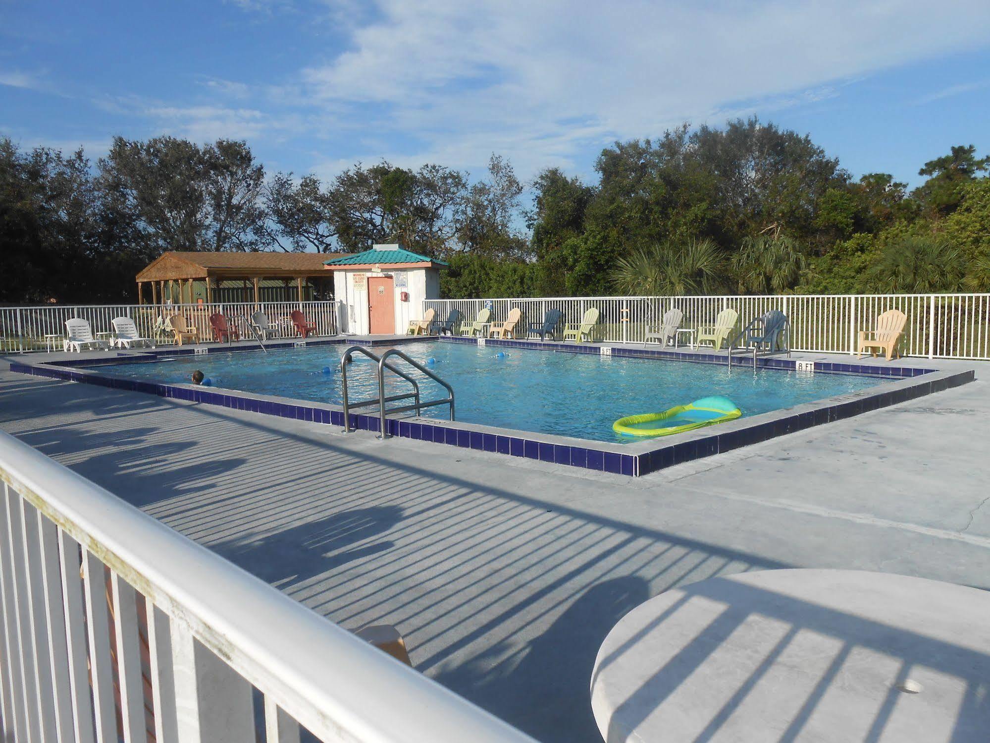 Executive Garden Titusville Hotel Экстерьер фото
