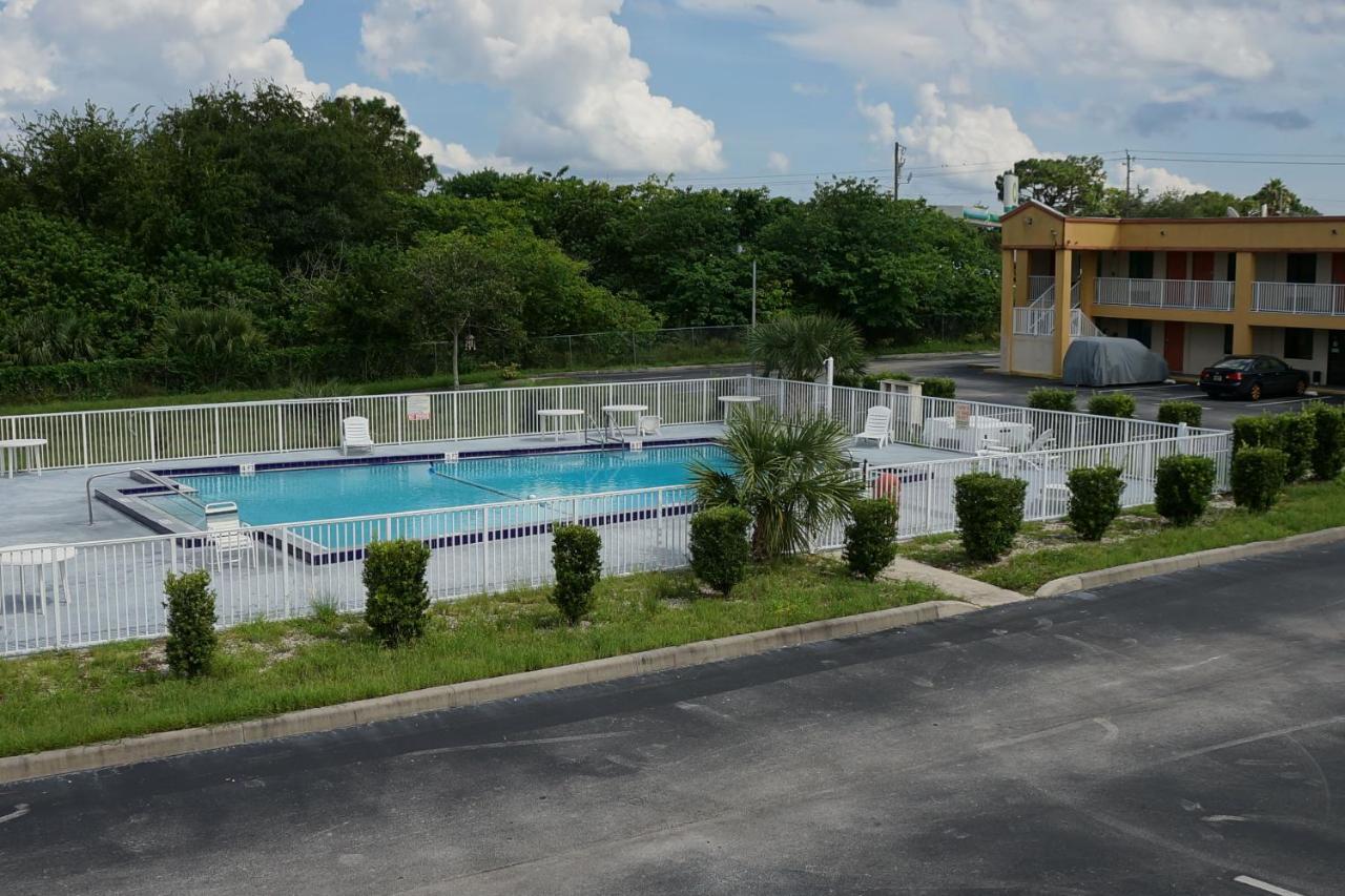 Executive Garden Titusville Hotel Экстерьер фото